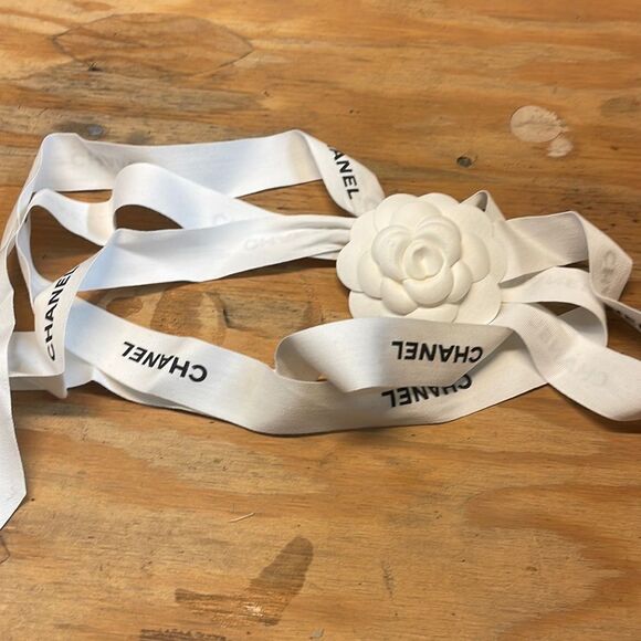 Chanel white ribbon with black writing and a camellia - Picture 2 of 4